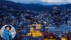 City scape of Guanajuato at dusk. 右下角是黄哲宇的特写照片.